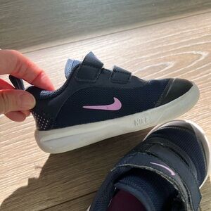 Nike Kids Sneakers in Navy and Light Pink 7c